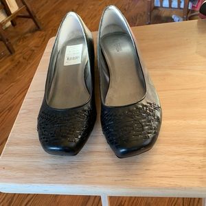 Kenneth Cole ladies size 10 flat shoes